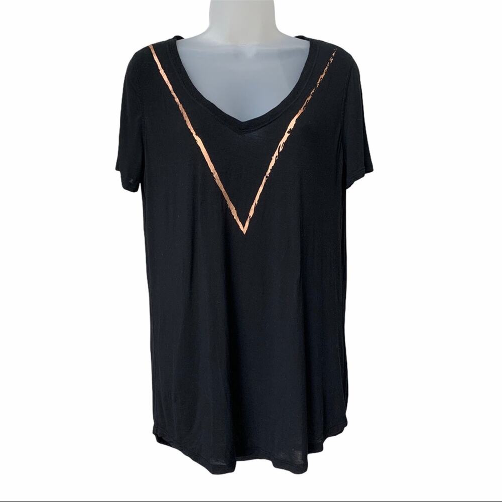 KIT & ACE Women's Black Short Sleeve V-Neck Gold V Graphic Print T-Shirt